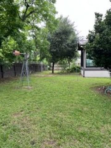 310 W Stewart Street, Willis, TX 77378