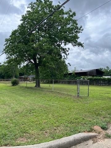 310 W Stewart Street, Willis, TX 77378