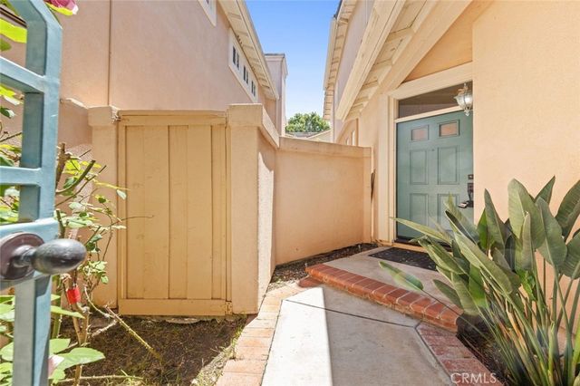 32 Santa Cruz Aisle, Irvine, CA 92606