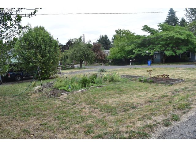 109 MCCLURE Ln, Eugene, OR 97404
