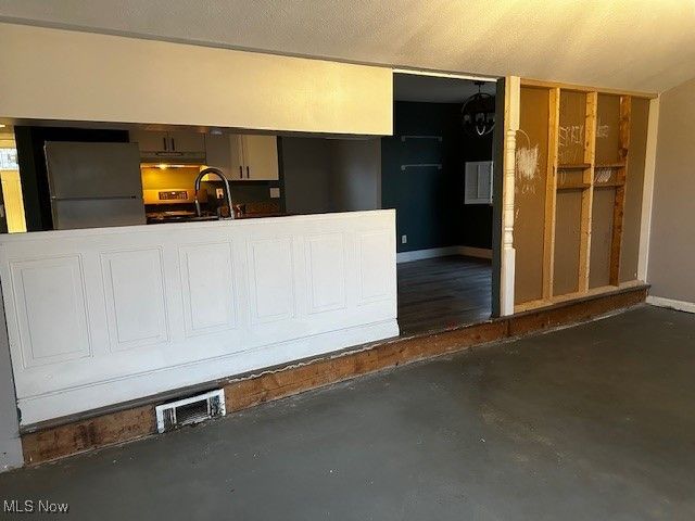 399 Ridgewood Drive, Eastlake, OH 44095