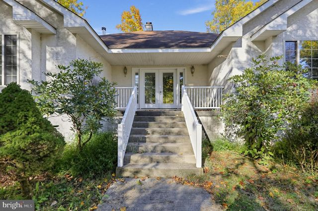3072 LONG RD, Green Lane, PA 18054