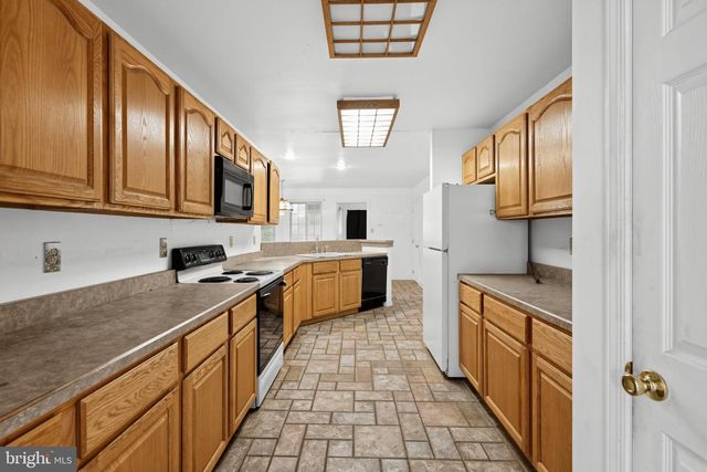 3072 LONG RD, Green Lane, PA 18054