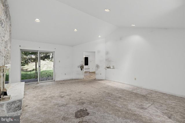3072 LONG RD, Green Lane, PA 18054