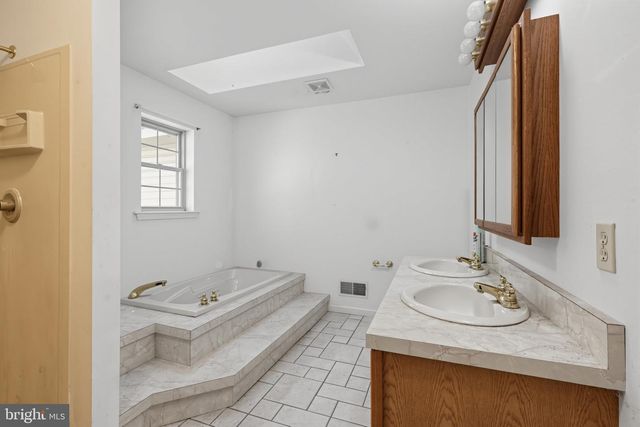 3072 LONG RD, Green Lane, PA 18054