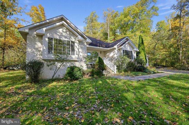 3072 LONG RD, Green Lane, PA 18054