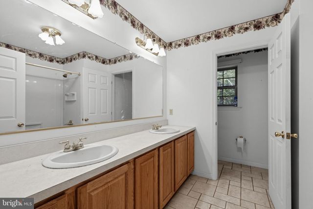3072 LONG RD, Green Lane, PA 18054