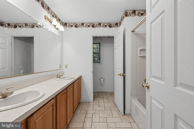 3072 LONG RD, Green Lane, PA 18054