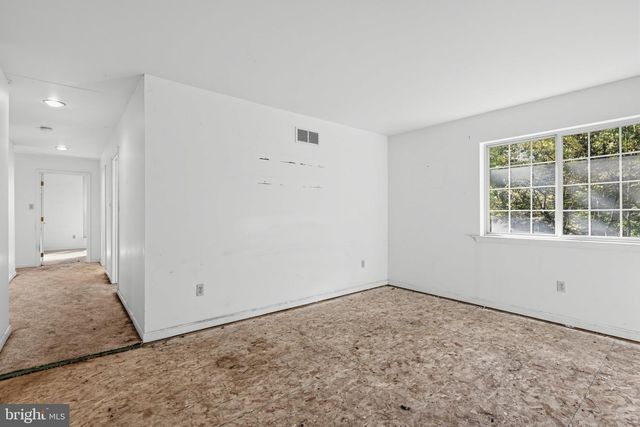 3072 LONG RD, Green Lane, PA 18054