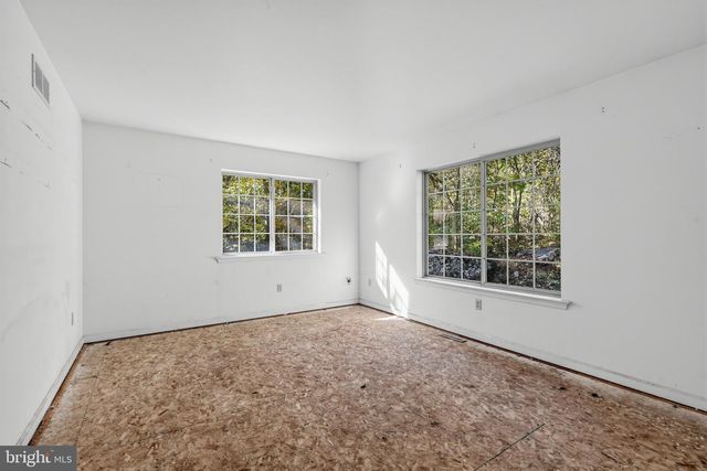 3072 LONG RD, Green Lane, PA 18054