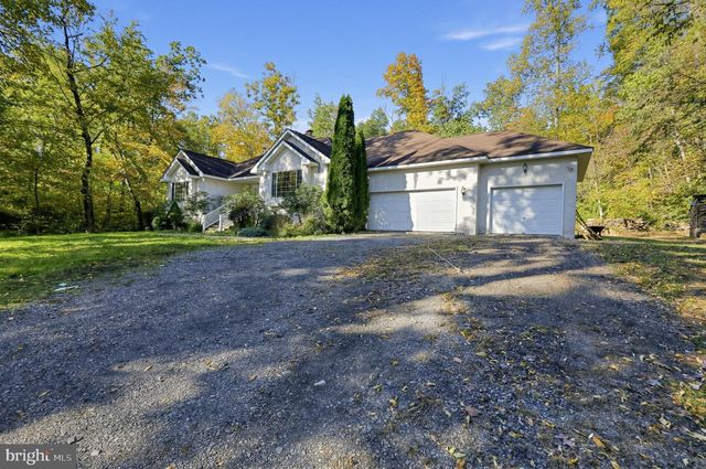 3072 LONG RD, Green Lane, PA 18054