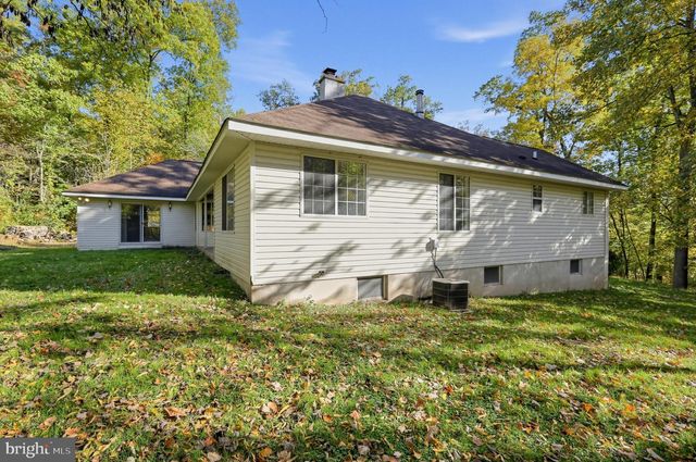 3072 LONG RD, Green Lane, PA 18054