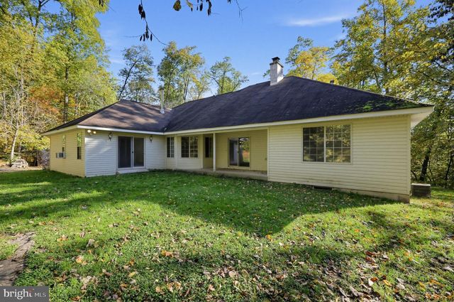 3072 LONG RD, Green Lane, PA 18054
