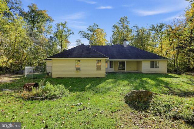 3072 LONG RD, Green Lane, PA 18054