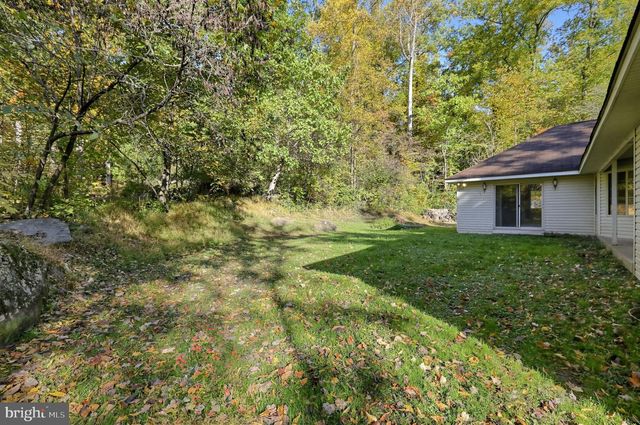 3072 LONG RD, Green Lane, PA 18054