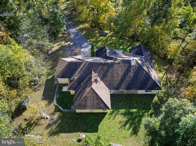 3072 LONG RD, Green Lane, PA 18054