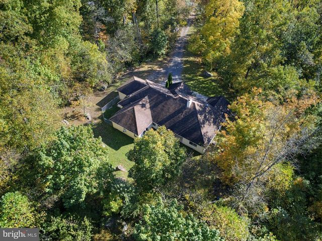 3072 LONG RD, Green Lane, PA 18054