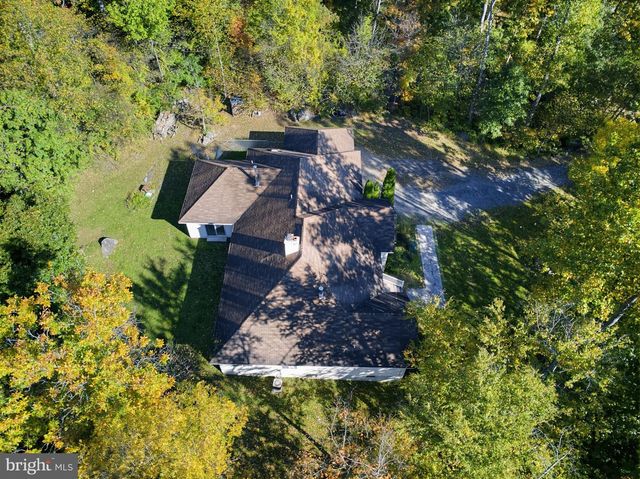 3072 LONG RD, Green Lane, PA 18054