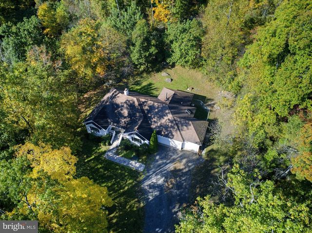 3072 LONG RD, Green Lane, PA 18054