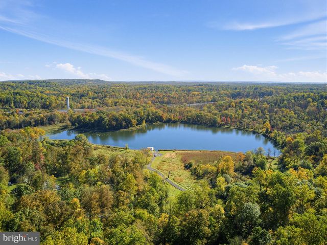 3072 LONG RD, Green Lane, PA 18054