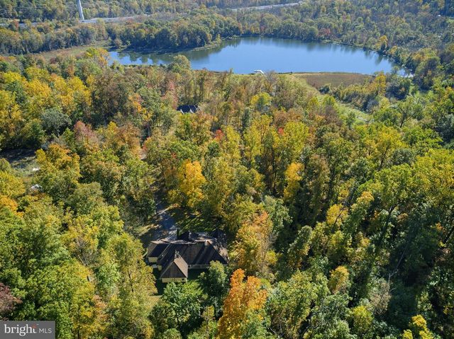 3072 LONG RD, Green Lane, PA 18054