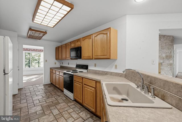 3072 LONG RD, Green Lane, PA 18054