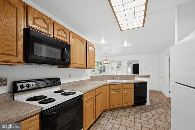 3072 LONG RD, Green Lane, PA 18054