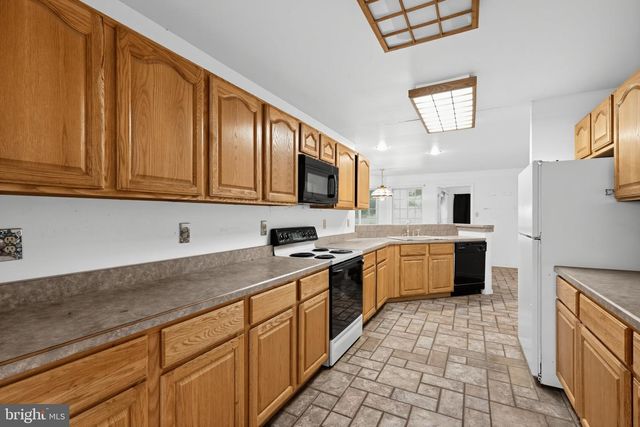 3072 LONG RD, Green Lane, PA 18054