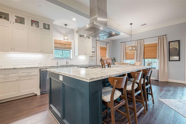 114 Baywood Street, Shoreacres, TX 77571