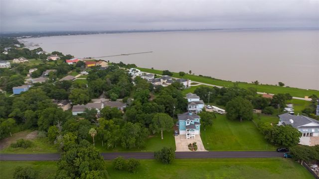 114 Baywood Street, Shoreacres, TX 77571