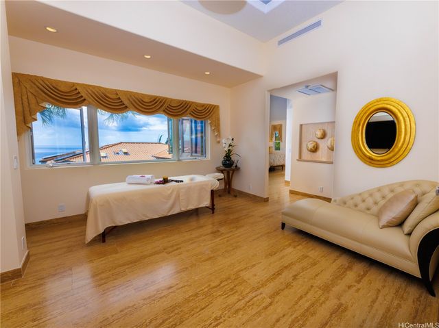 738 Kaulana Place, Honolulu, HI 96821