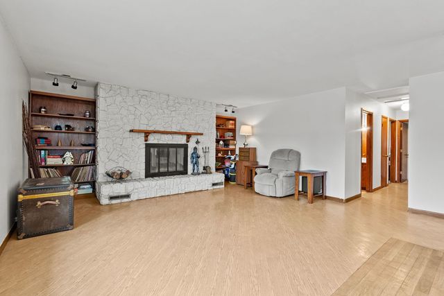 24353 S Valley Drive, Channahon, IL 60410