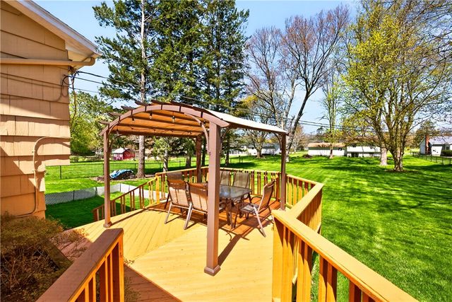 596 Embury Road, Penfield, NY 14625