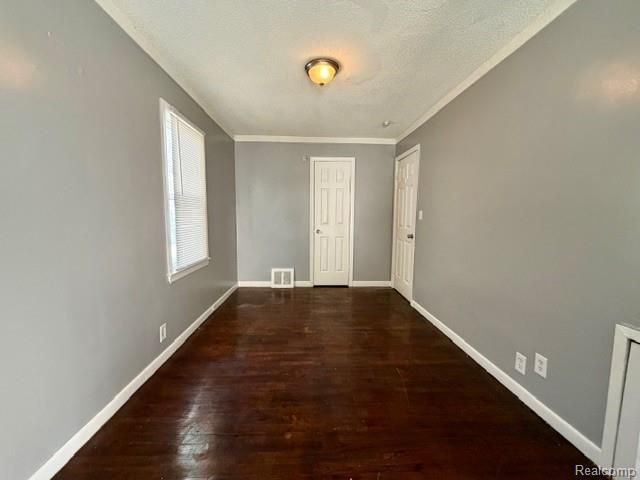 18808 Kingsville Street, Harper Woods, MI 48225