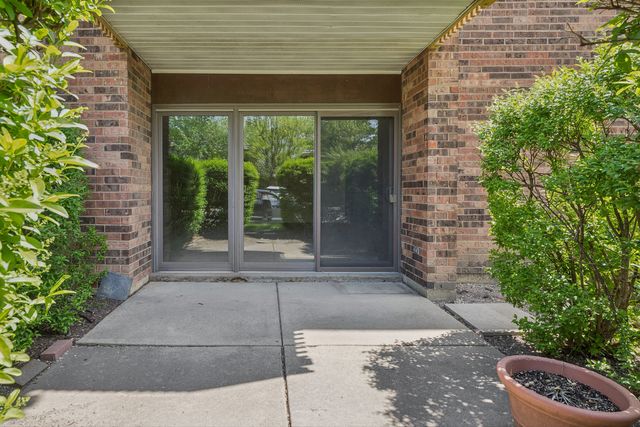 925 Spring Hill Drive 102, Northbrook, IL 60062