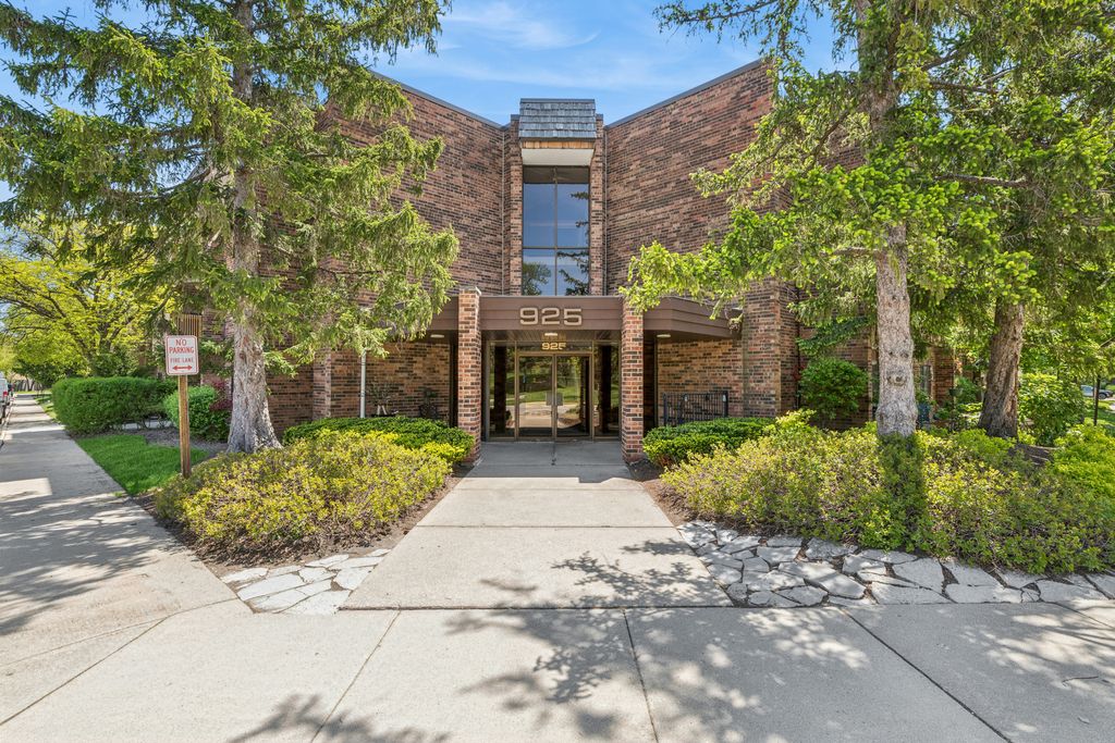 925 Spring Hill Drive 102, Northbrook, IL 60062