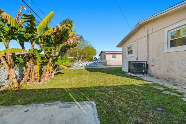 5649 SW 36th Court, West Park, FL 33023