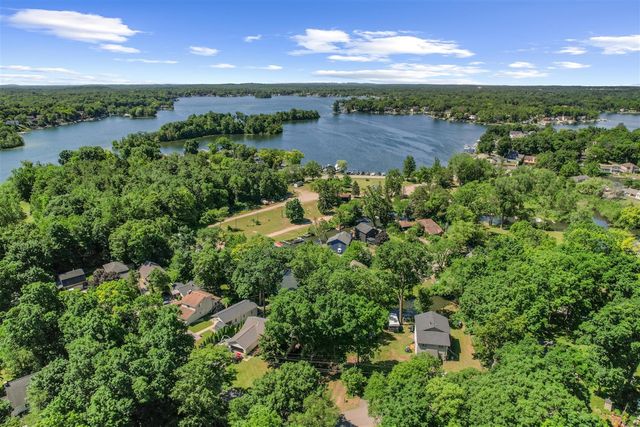4325 Oakguard Drive, White Lake, MI 48383