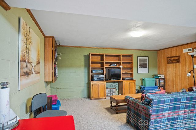 12 Steeplechase Court, Hendersonville, NC 28791