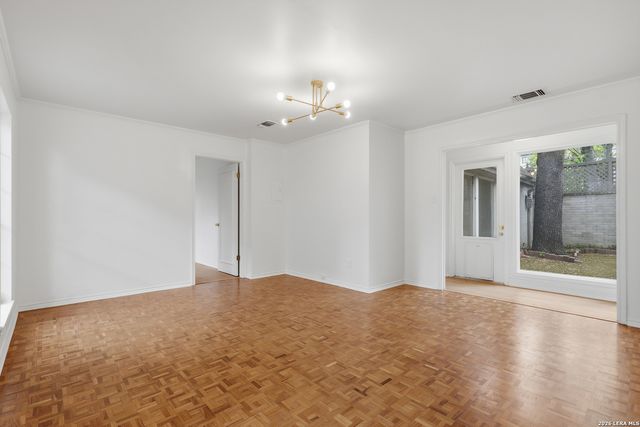 484 E Olmos Dr, Olmos Park, TX 78212