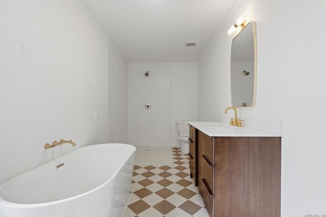 484 E Olmos Dr, Olmos Park, TX 78212