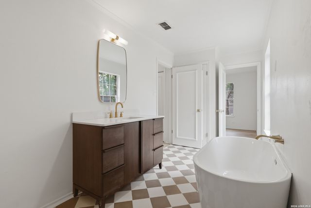 484 E Olmos Dr, Olmos Park, TX 78212