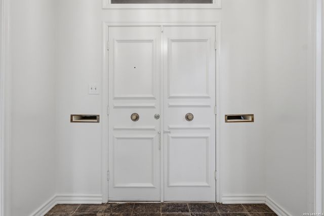 484 E Olmos Dr, Olmos Park, TX 78212