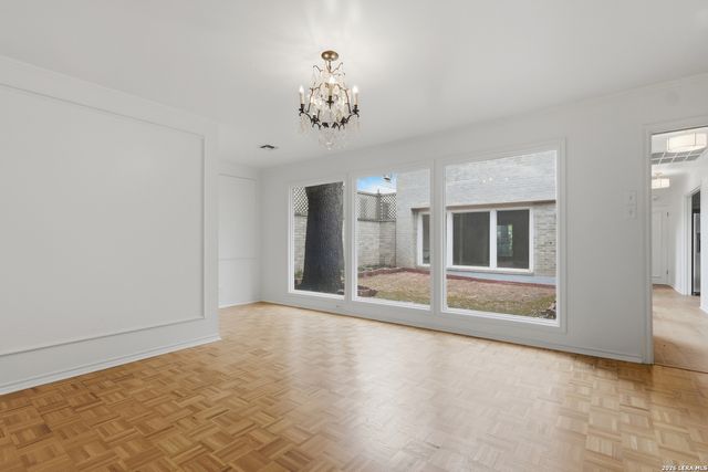 484 E Olmos Dr, Olmos Park, TX 78212