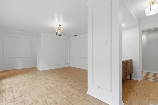 484 E Olmos Dr, Olmos Park, TX 78212