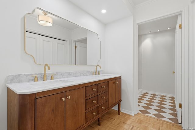 484 E Olmos Dr, Olmos Park, TX 78212