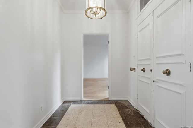 484 E Olmos Dr, Olmos Park, TX 78212