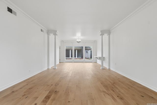 484 E Olmos Dr, Olmos Park, TX 78212