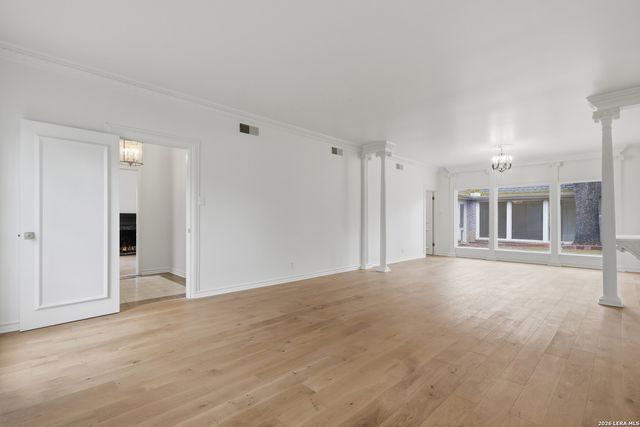 484 E Olmos Dr, Olmos Park, TX 78212