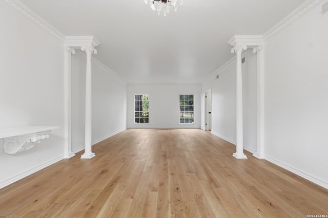 484 E Olmos Dr, Olmos Park, TX 78212